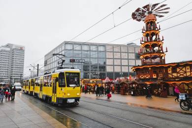 Der DVN-Weihnachtszug überquert den Alexanderplatz