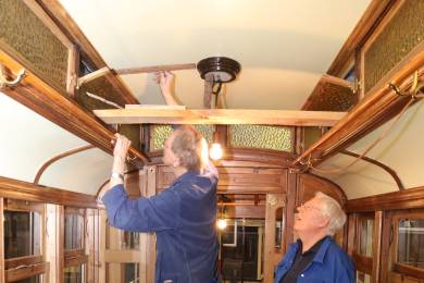 Der erste Lampensockel wird im 1103 angebracht.