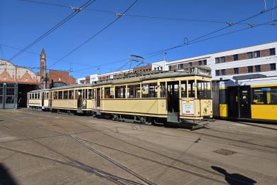 Abfahrbereit steht der Dreiwagenzug (T24/49 + B24 + B06/27)