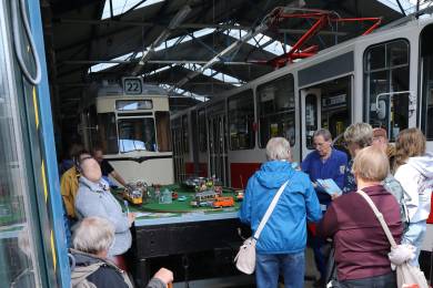 Dicht umlagert die Straßenbahnanlage auf der Lore G 107
