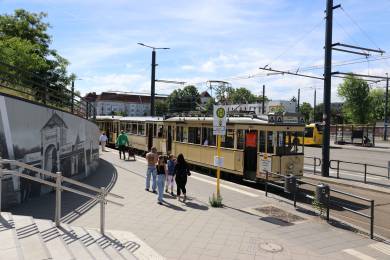 Der T24/49 mit seinen beiden Beiwagen am Bhf Schöneweide