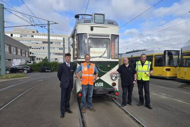 Gruppenfoto vor dem ATZ (4508) auf dem Betriebshof Lichtenberg