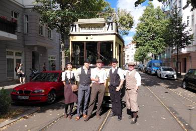 In der Müggelstraße posieren historisch gekleidete Fahrgäste