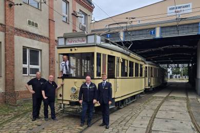 Gruppenfoto vor dem T24/49 auf dem Btf. Schöneweide