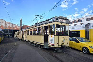 Der Dreiwagenzug steht als Linie 86 abfahrbereit