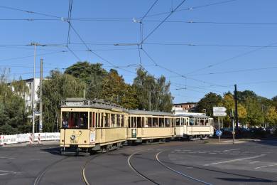 Der Dreiwagenzug befährt die Kurve am S-Bhf Spindlersfeld