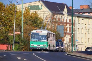 An der Betriebshofausfahrt treffen sich die beiden Berliner Obusse