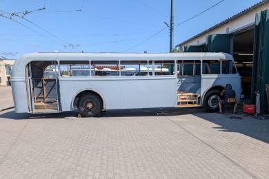 Der Lowa-O-Bus steht für Schweißarbeiten vor der Halle